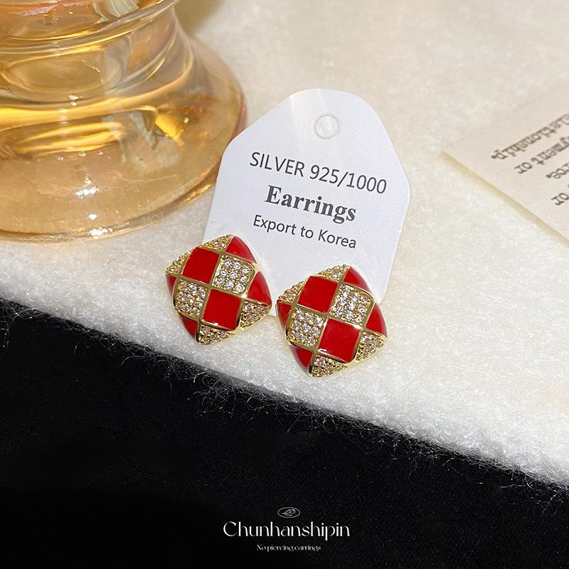 

French checkerboard light luxury stud earrings women s red checkerboard mosquito coil plate earrings painless ear clips no holes advanced sense