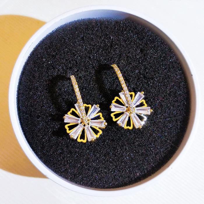 

Luxury Flash Zirconium Stud Earrings Trendy Super Fairy Temperament Flower Earrings Women S Simple Cold Wind Earrings