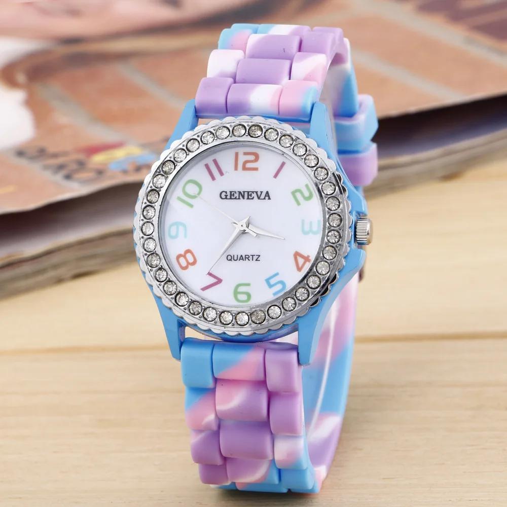 Neue Regenbogenmode Damenuhren Luxus Camouflage Diamant Damen Quarz Uhr Mädchen Silikon Wasserdicht Kleiduhr Weibliche Uhr