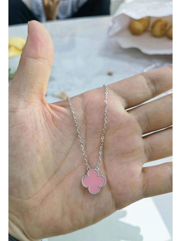 Halskette mit vierblättrigem Kleeblatt, 18 Karat vergoldet, mit Anhänger aus rosenrotem Chalcedon, Achat und weißem Muschelkern für Damen