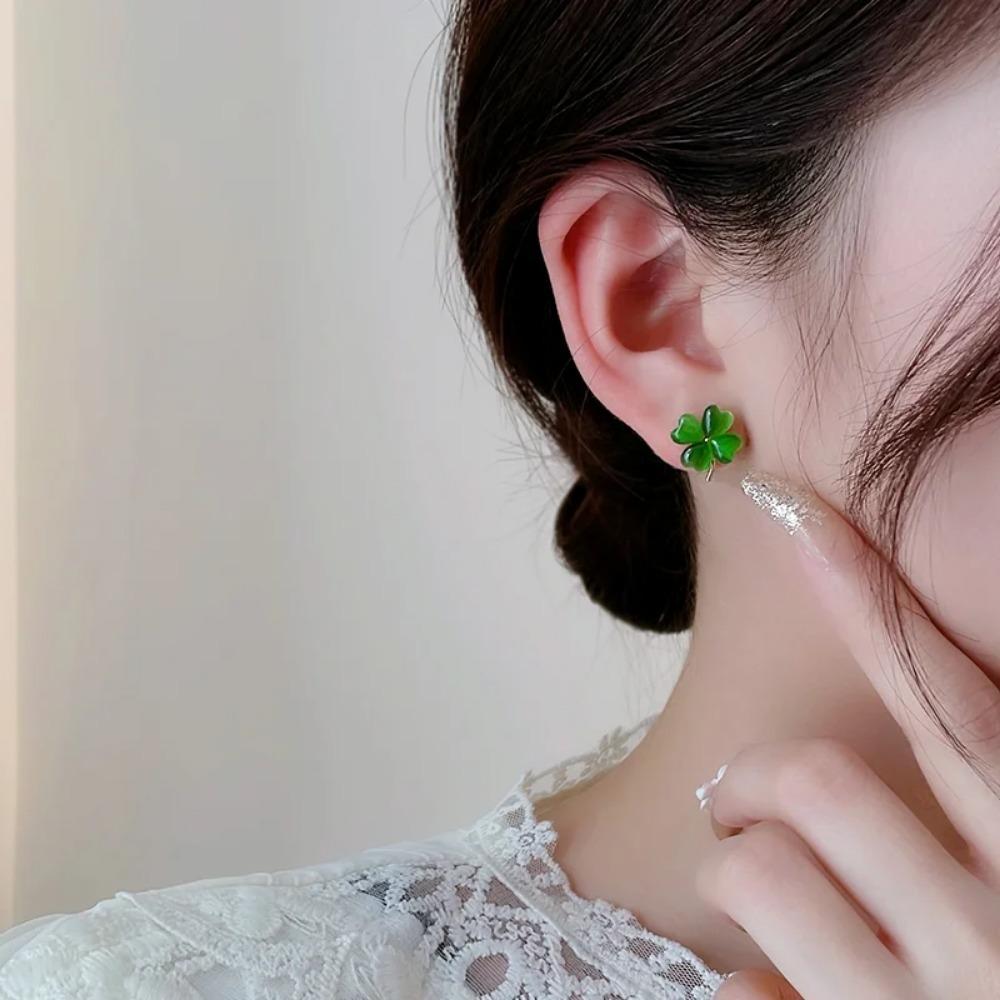 The New Fashion Four-leaf Clover Cat's Eye Stone Earrings Small Exquisite Earrings Temperament