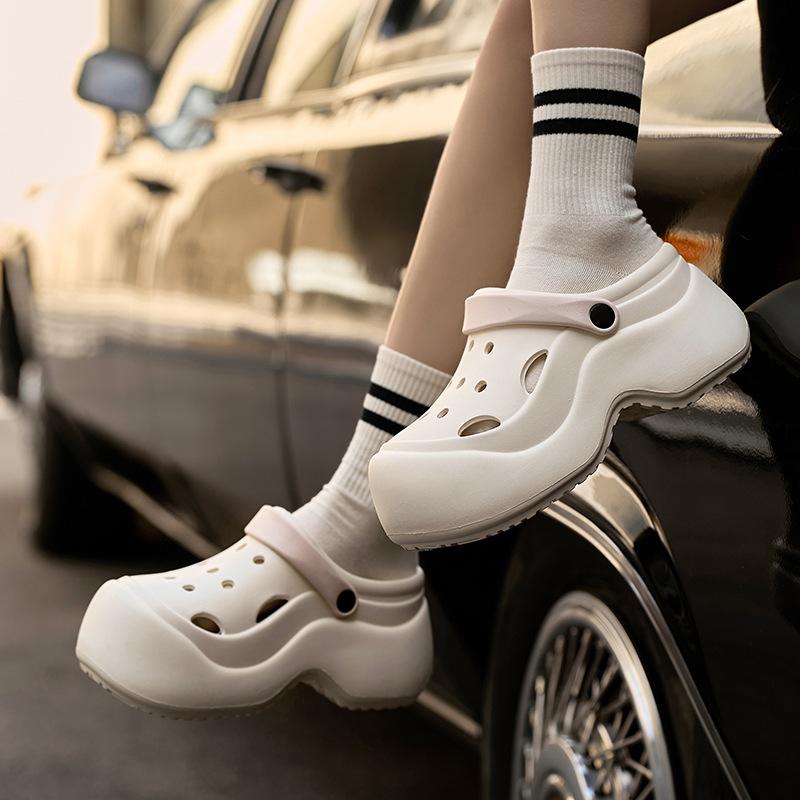 Height-increasing thick-soled hole shoes for women to wear breathable beach shoes, summer non-slip toe slippers