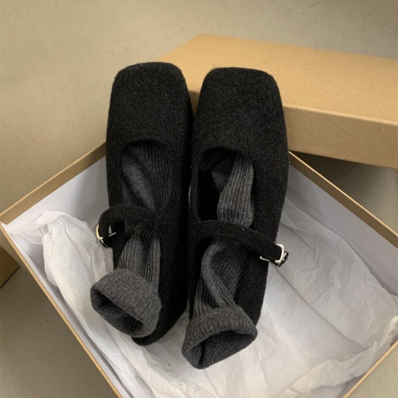 Wysokiej klasy puszyste buty w stylu zagranicznym na odzież wierzchnią damską 2025 nowe jesienno-zimowe francuskie retro temperament płaskie Mary Jane pojedyncze buty