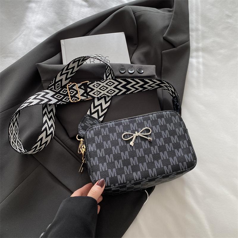 

Simple retro printing fashion trend small square bag women s 2025 summer new personalized casual versatile messenger bag чёрный