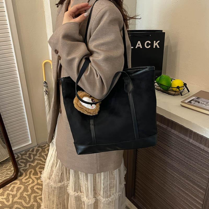 Casual Womens Big Shoulder Bag Made Of Suede Material With Zipper Closure For Commuting