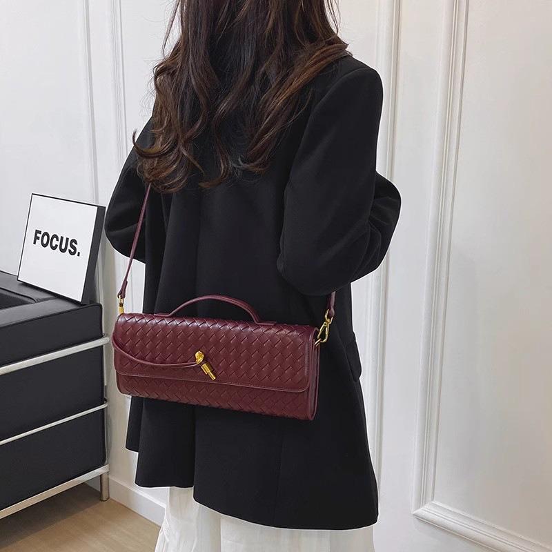 Niche High-end Woven Shoulder Baguette Bag Fashionable and Exquisite Horizontal Hand-held Dinner Bag Versatile Women's Messenger Bag