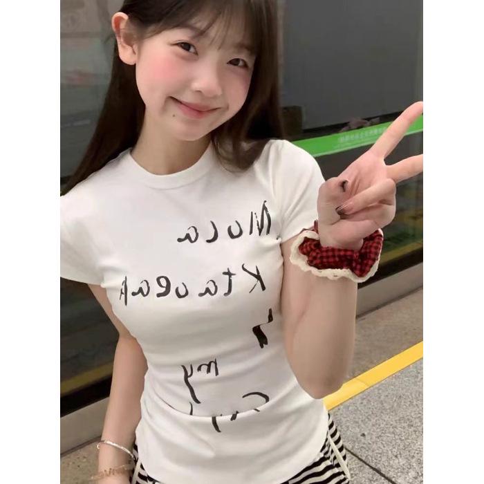 

Женская летняя приталенная белая хлопковая футболка в стиле ретро M белый