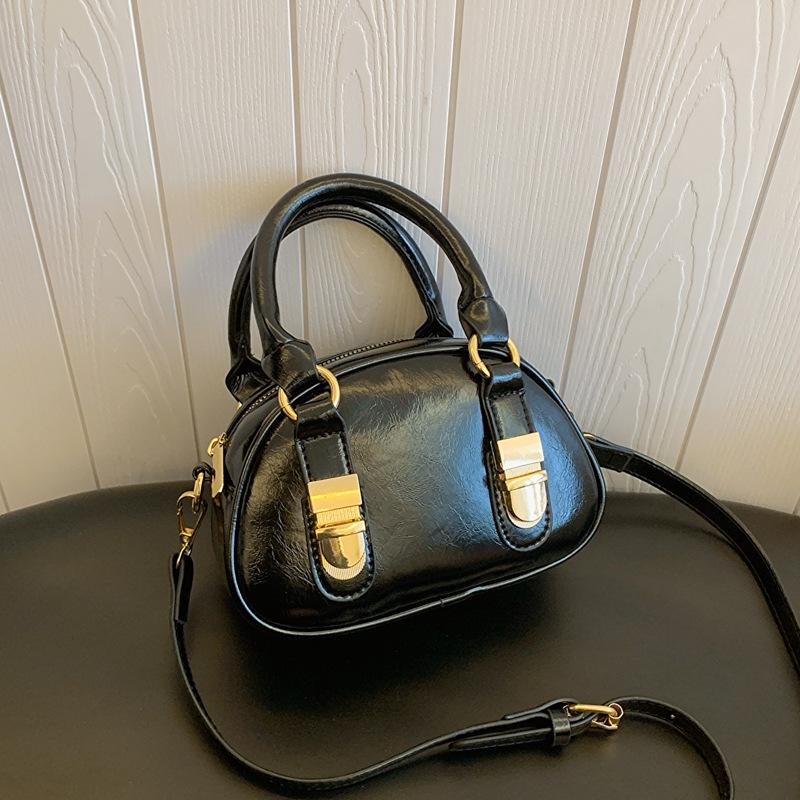 

New women s bag, new retro versatile shoulder messenger bag, women s hand-held small square bag, mini handbag. чёрный