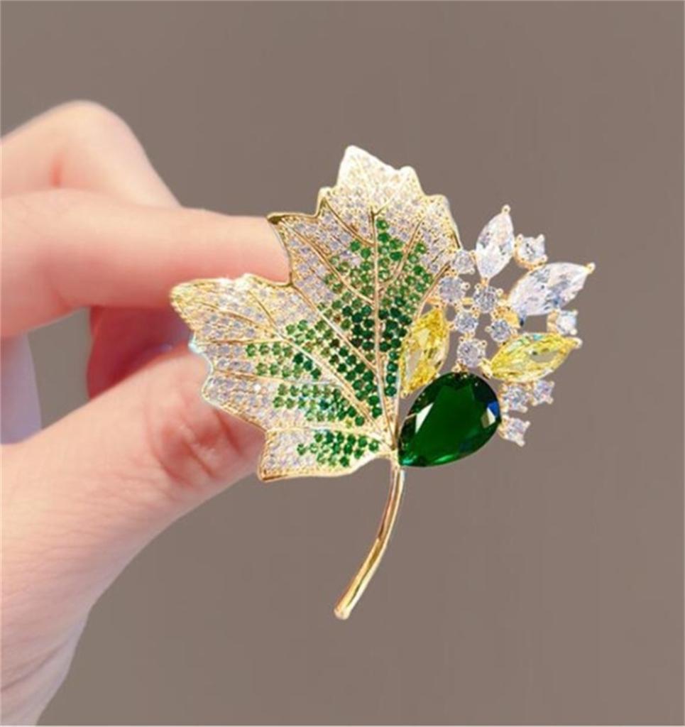 Exquisite Zirkon-Ahornblatt-Broschen für Damen, luxuriöser Strass-Pflanzen-Corsage-Schmuck für Kleider, Jacken und Partys