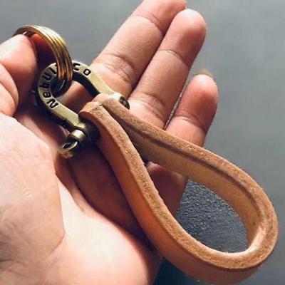 Chaveiro de Couro de Selim Ocidental Puro Feito à Mão com Fivela de Ferradura de Latão, Pingente de Carro de Couro Bovino Envelhecido Retrô.