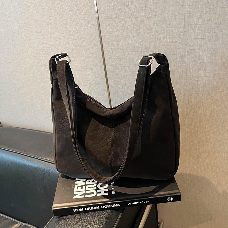 

large-capacity retro commuter new trendy pendants go out fashionable crossbody one shoulder underarm tote bag women