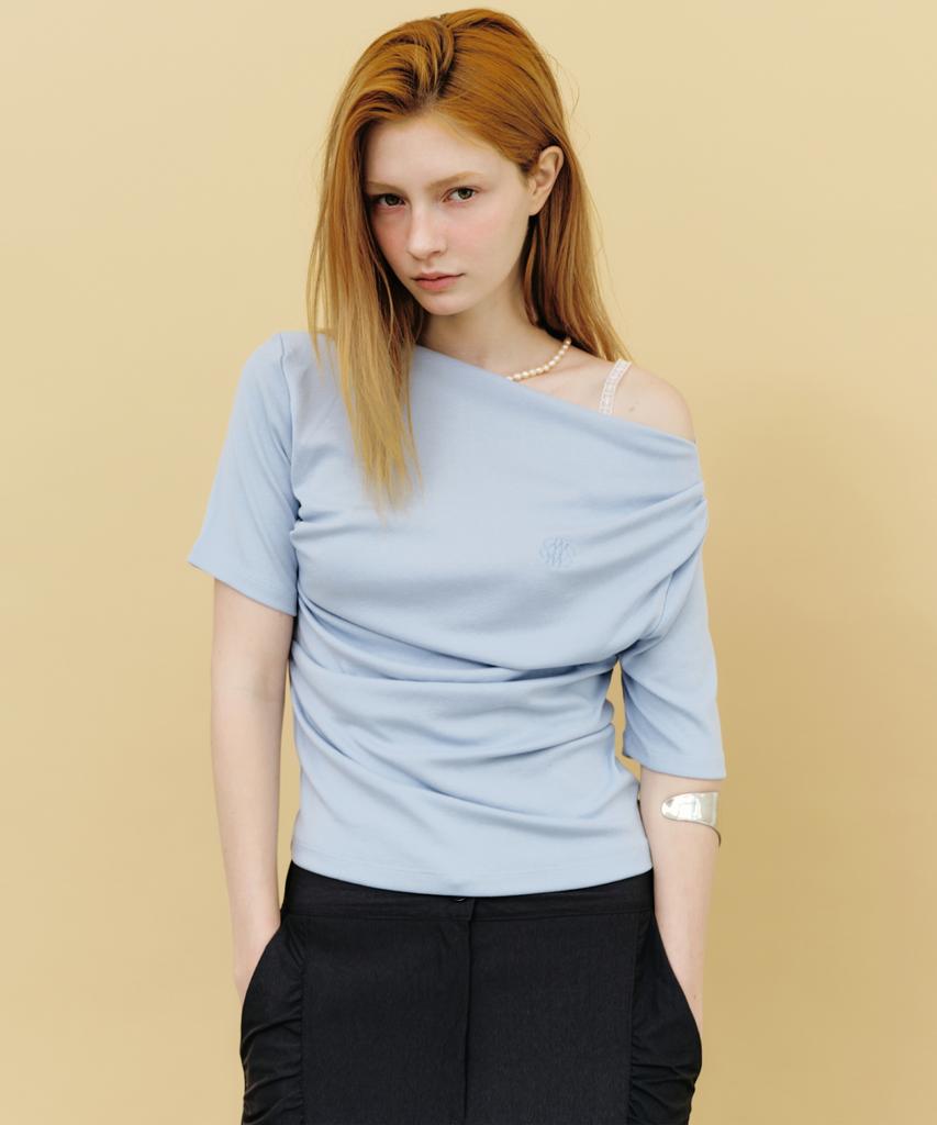 Nigaennikol Half Shirring Drape Boat Neck Top_Sora