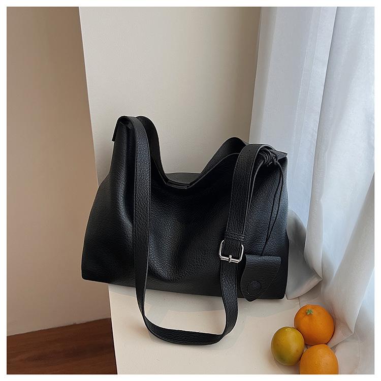 Large capacity bag women's new trendy shoulder bag fashionable women's bag high-end sense work commuter messenger bag