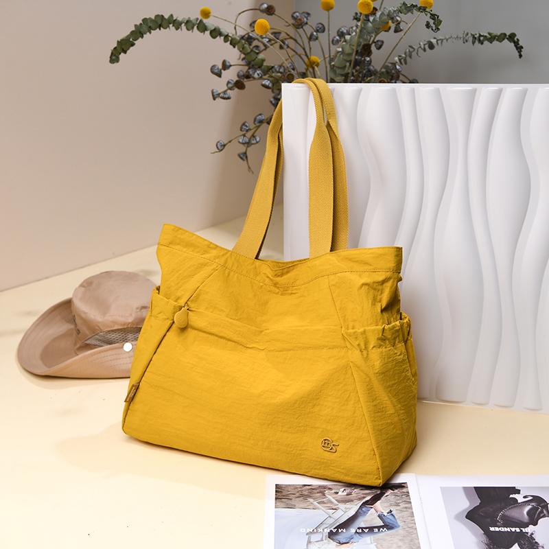 Large Capacity Nylon Tote Bag for Women, Lightweight Waterproof Shoulder Handbag with Multiple Pockets for Travel and Daily Commute