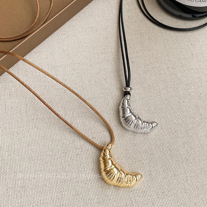 Korean Minimalist Black Leather Croissant Chain Necklace for Women – Luxury Autumn/Winter Design