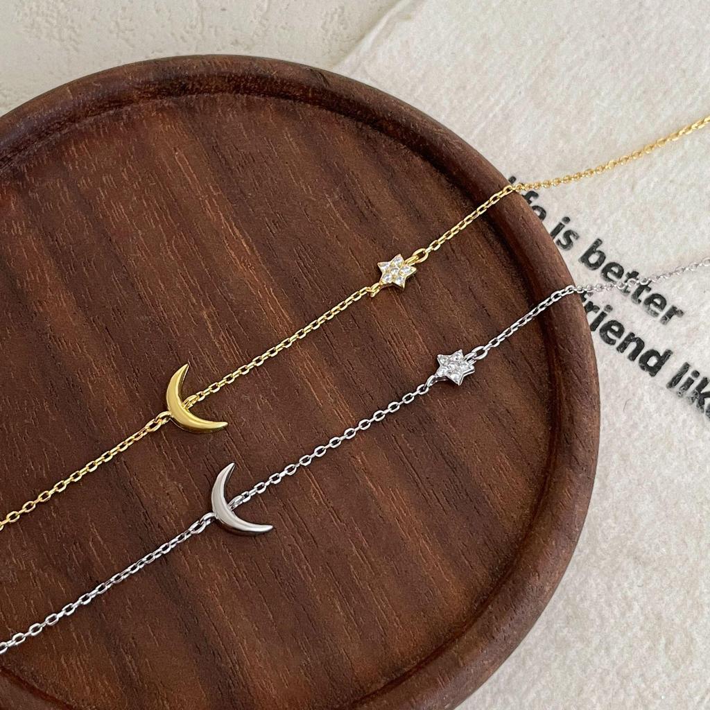 Armband van sterling zilver (S925) met sterren en maanmotief - Minimalistisch, hoogwaardig sieraad voor dames.