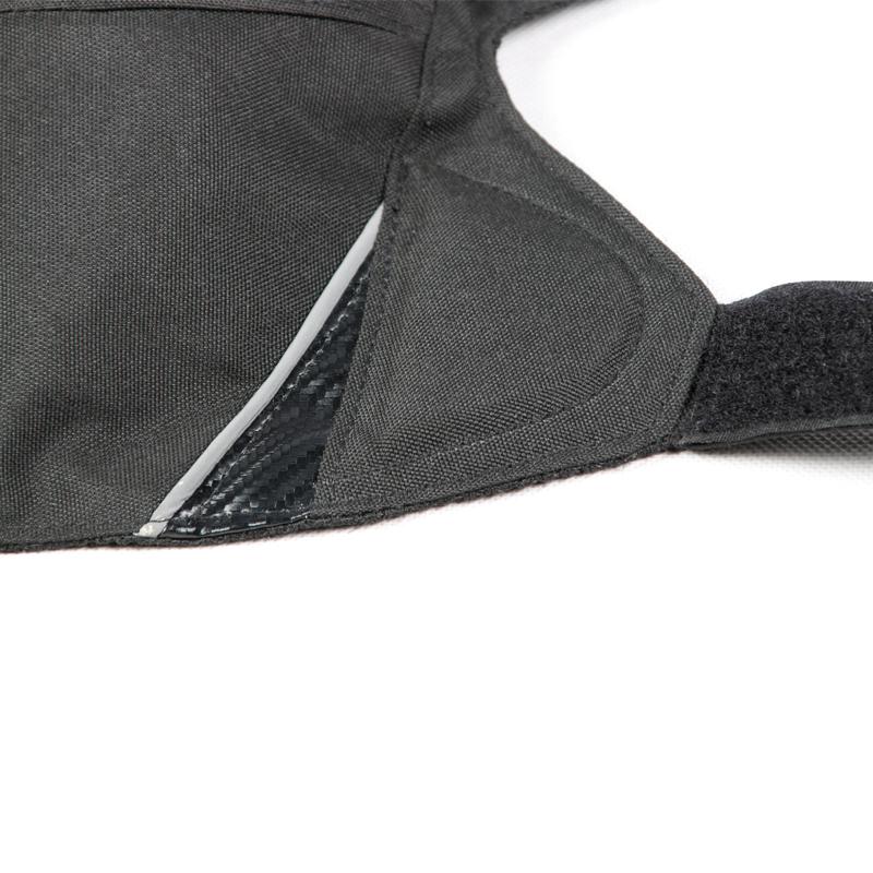 

Черная наколенница с ремнем для защиты коленей и рулем рабочего велосипеда