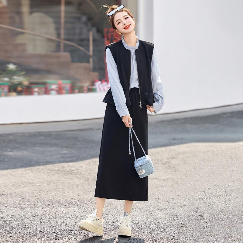 Spring 2025 Fashionable Two-Piece Set: Round Neck Vest & Mid-Length Waist-Hugging Skirt Dress