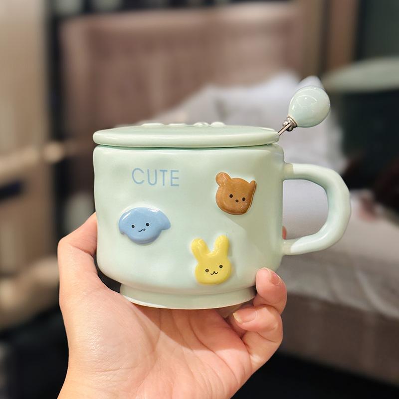 

Cream colored Cartoon Animal Ceramic Hand Molded Cups Household High-quality Appearance Level Mugs with LIDS Qixi Festival Couple Water Cups . 400ml