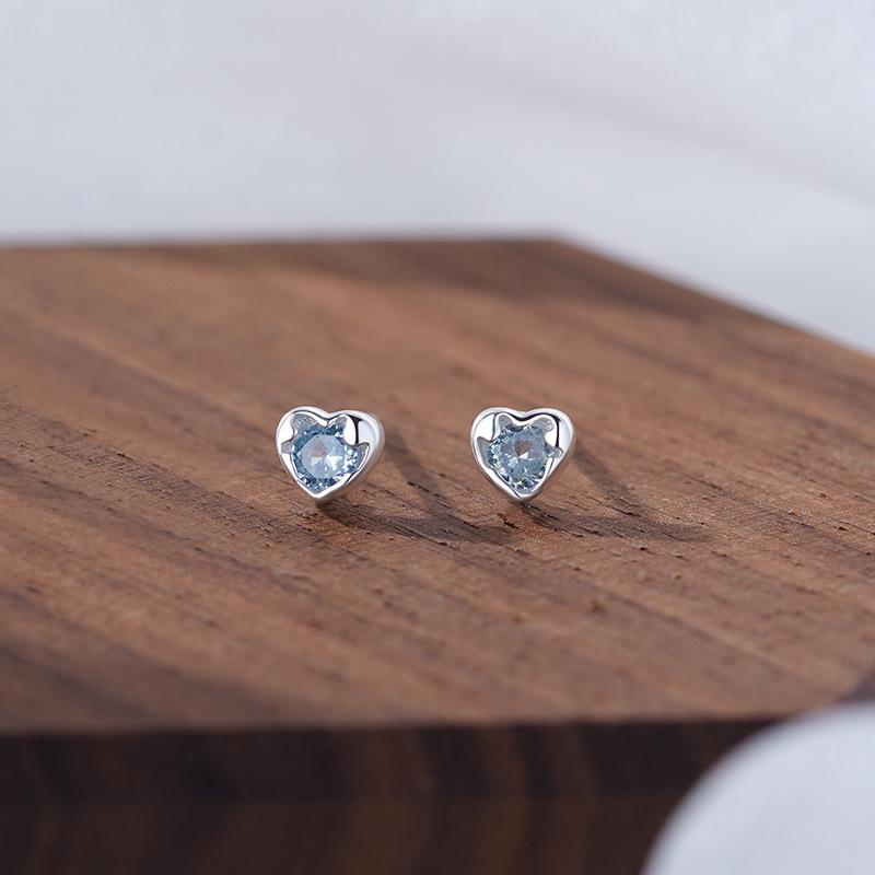 Color zircon love stud earrings, women's earbone studs, niche design, sweet and cool cochlear studs, ear hole earrings.