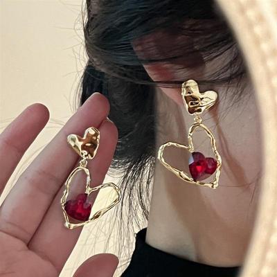 Rote Edelstein-Herz-Ohrringe