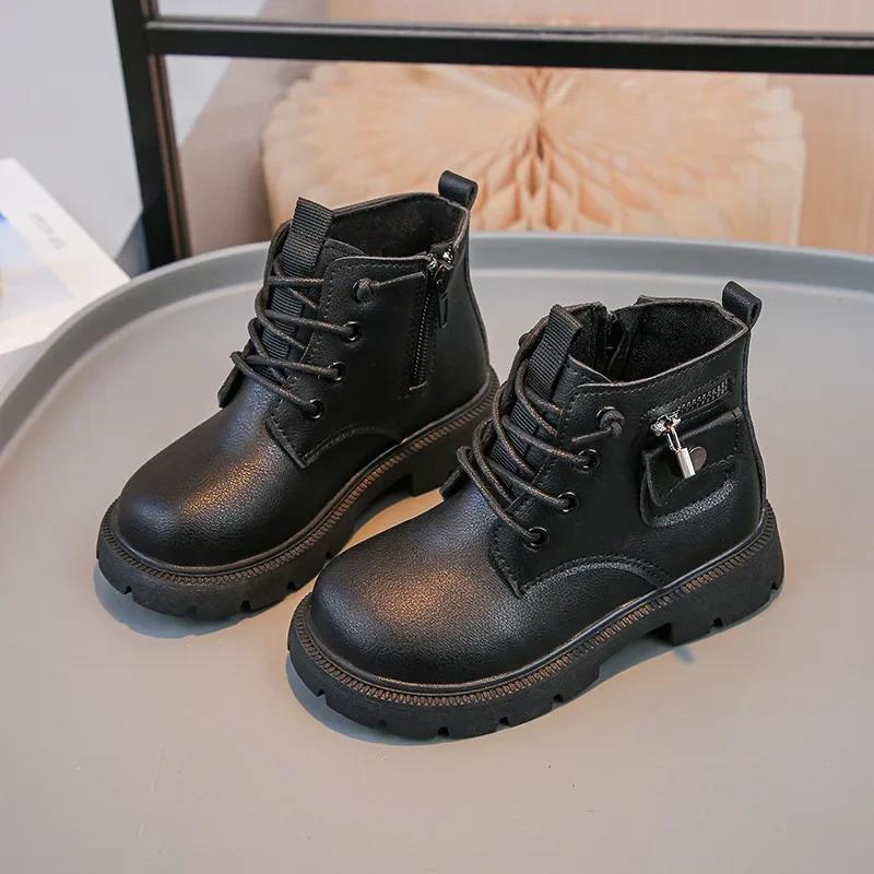 

Ботильоны для мальчиков и девочек, красивые модные мотоциклетные ботинки с металлическим замком, украшение на осень 2024 года, новые модные детские короткие ботинки 21 чёрный