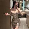Mini-robe moulante à dos nu croisé et chaîne brillante pour femme