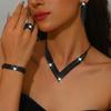 Luxus Diamantschmuckset: Glitzernde Halskette, Quastenohrringe, Armband und Ring für Bräute