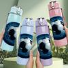 1 Stück Glänzender Dunkler Fußball 750ml Farbe Kunststoff Sport Wasserflasche Auslaufsicher Klappdeckel mit Strohhalm Geeignet für Sport Büro Heimgebrauch