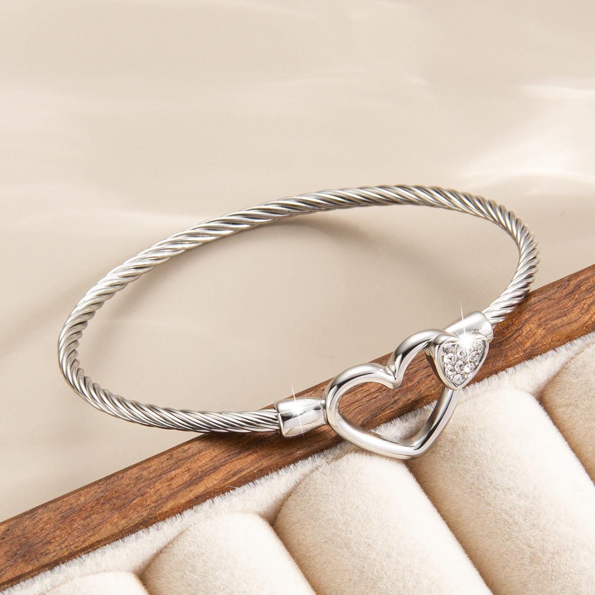 Cross-border European American Love Natural Stone Horseshoe Buckle Yiwu Iron New Entry Luxury High-end Heart Cable Bracelet