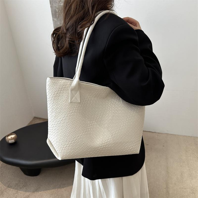 Trendy Shoulder Tote Bag For Women With Unique Design And Versatile Colors Ideal For Commuting