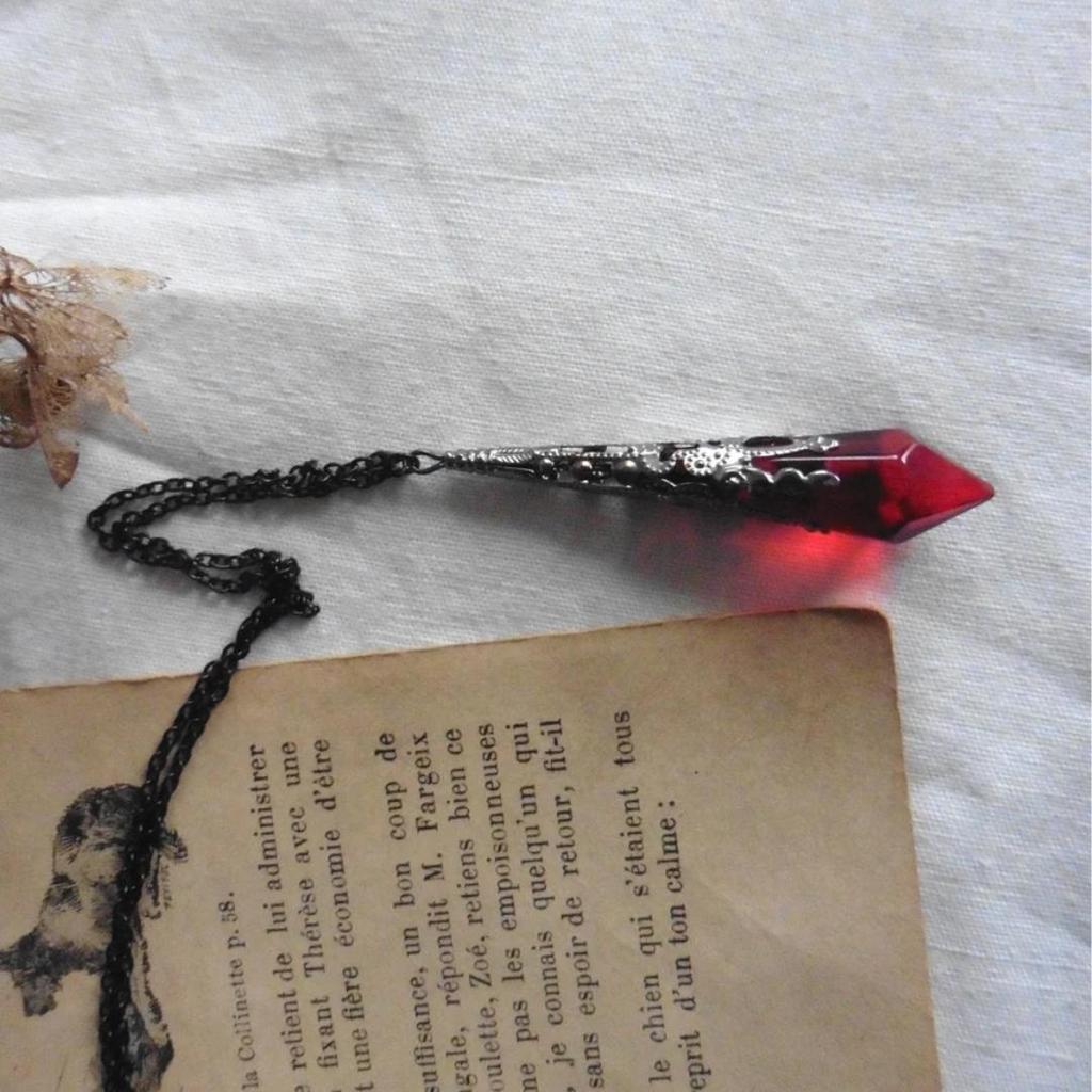 Colier cu pandantiv gotic din cristal de sticlă roșu crimson și negru