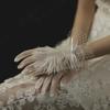 Weiße transparente Netzhandschuhe mit Feder- und Netzschleife, kurze Handgelenk-Handschuhe für Hochzeit/Fotoshooting