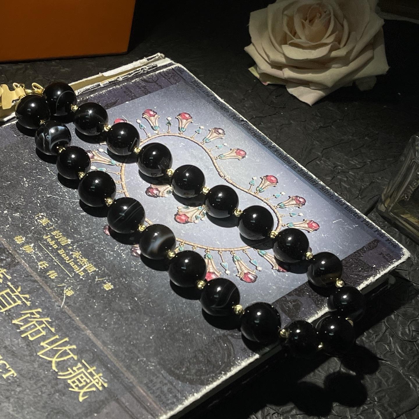 

Moneys vintage light luxury literary fashion black and white fashion versatile style necklace Necklace