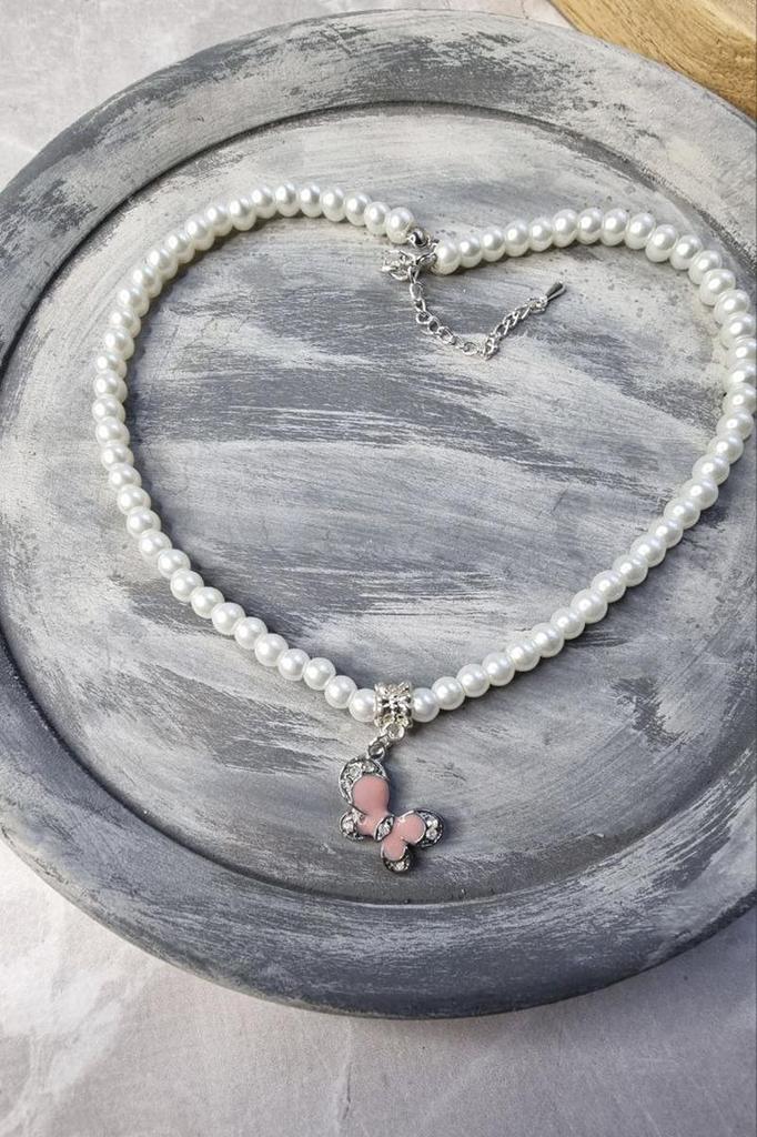 Zarter Perlenchoker mit Emaille-Schmetterlingsanhänger