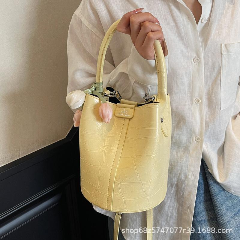 Korean version of fashion retro mother-in-law bucket bag women's 2025 new trendy commuter one-shoulder crossbody bag super hot hand-held bag