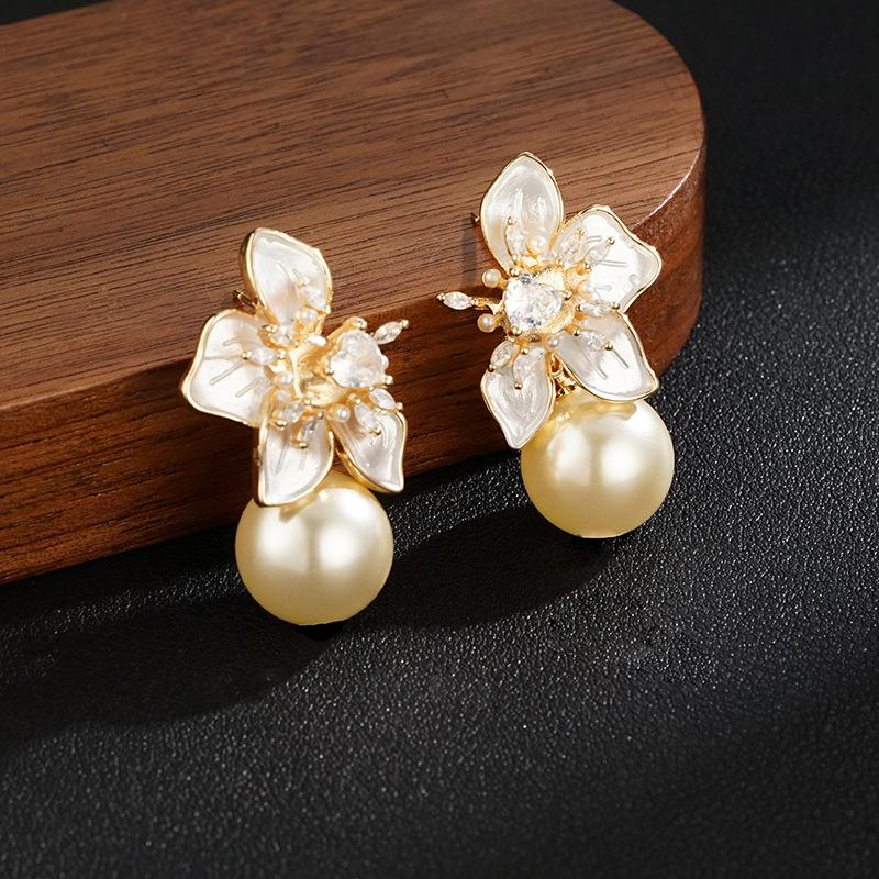 Gentle Hong Kong Style Butterfly Beads Fashion Earrings Three-Dimensional Flowers Exquisite Earrings Temperament Light Luxury High-End Earrings
