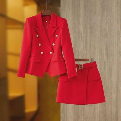 Zweiteiliges Set aus zweireihiger roter Anzugjacke und Schnürrock