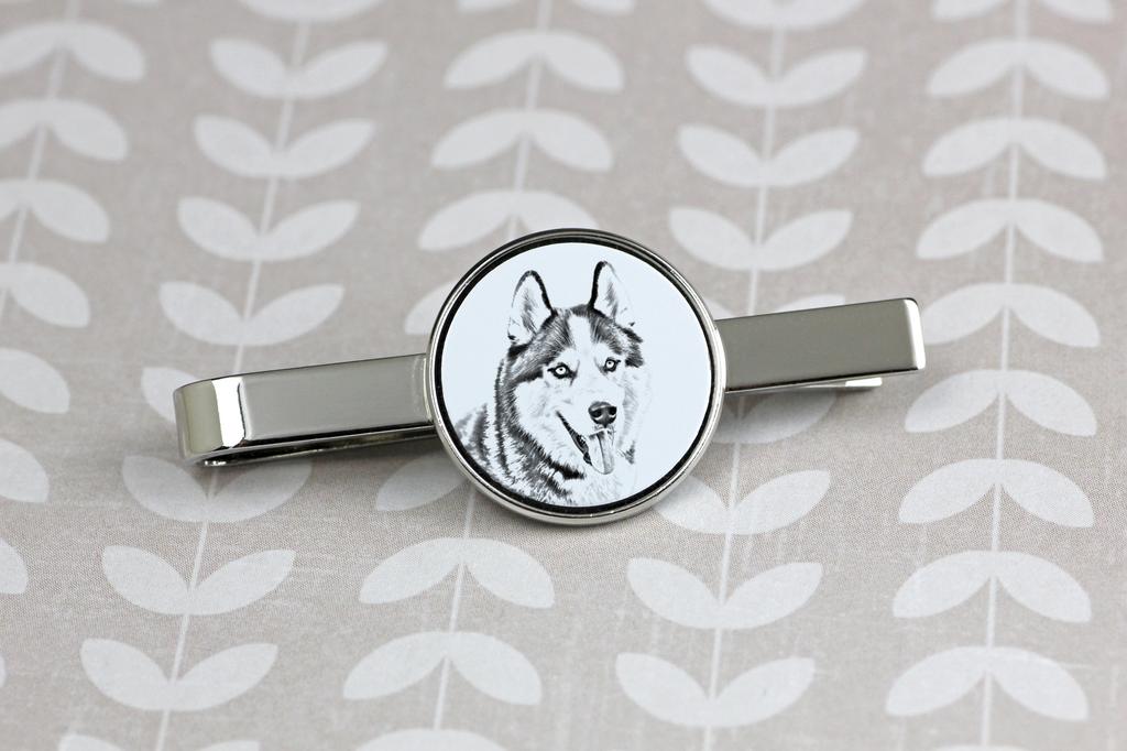 האסקי סיבירי, צ'וקצ'ה - מהדק עניבה עם כלב, אטב קשירה בהתאמה אישית, מתנה ייחודית לגבר מבית המותג Art-Dog