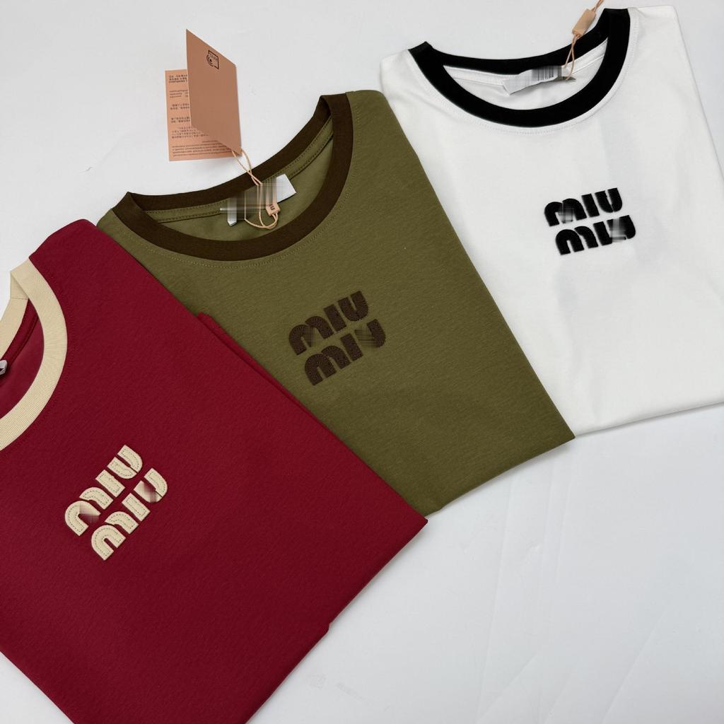 Miu Miu Damen Frühling/Sommer 2026 Klassisches Baumwoll-T-Shirt mit gesticktem Logo, Rundhalsausschnitt, Kurze Ärmel, Unifarben