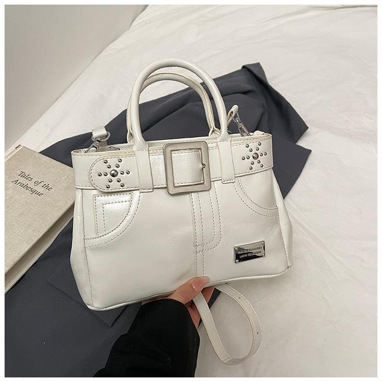 

Взрыв интернет-знаменитости 2025 лето новая сумка-мессенджер с заклепками, нишевый дизайн, ощущение премиум-класса, универсальная женская сумка белый