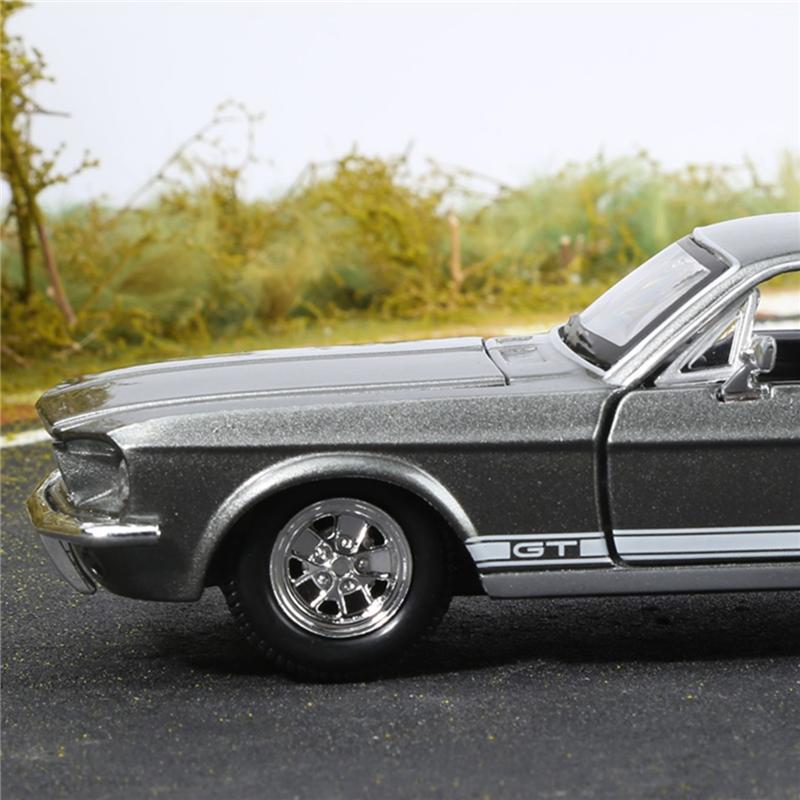 Maisto 1:24 1967 Ford Mustang GT Alloy Sports Car Model Diecast Metal Racing Vehicles Car Model Simulation Collection Kids Gifts