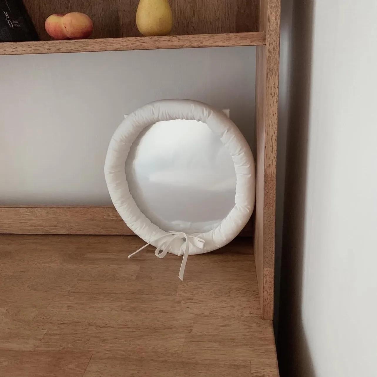 

1 шт. Уникальный и нетипичный фотореквизит Декоративное зеркало Дизайнерское Креативное Настенное Хлопковая ткань Зеркало Простой Чистый цвет Дом 32x32x5CM белый