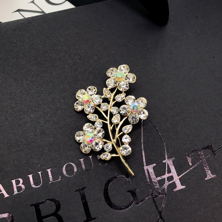 

High-end temperament sparkling diamond brooch, fashionable women s coat sweater crystal pin versatile corsage accessories