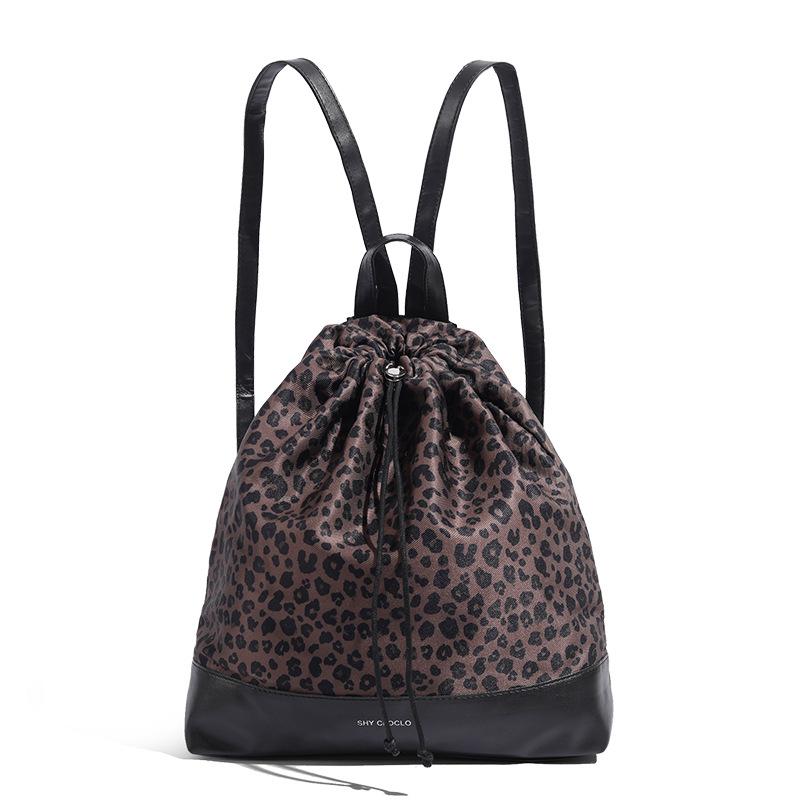 Yang Mi has the same leopard print bag, the new simple drawstring backpack, light college backpack, and the star has the same style.