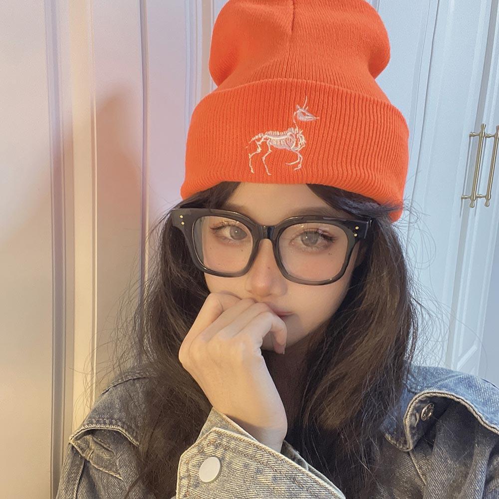 

European and American men s and women s autumn and winter trendy animal bone embroidered knitted hat, warm pullover hat for students Adjustable помаранчевий
