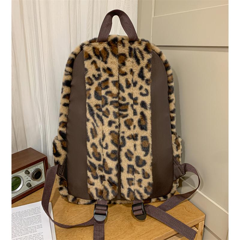 Plyschryggsäck med leopardmönster för kvinnor – Söt & mysig pälsklädd skolväska – Perfekt för vintermode & fritidsbruk
