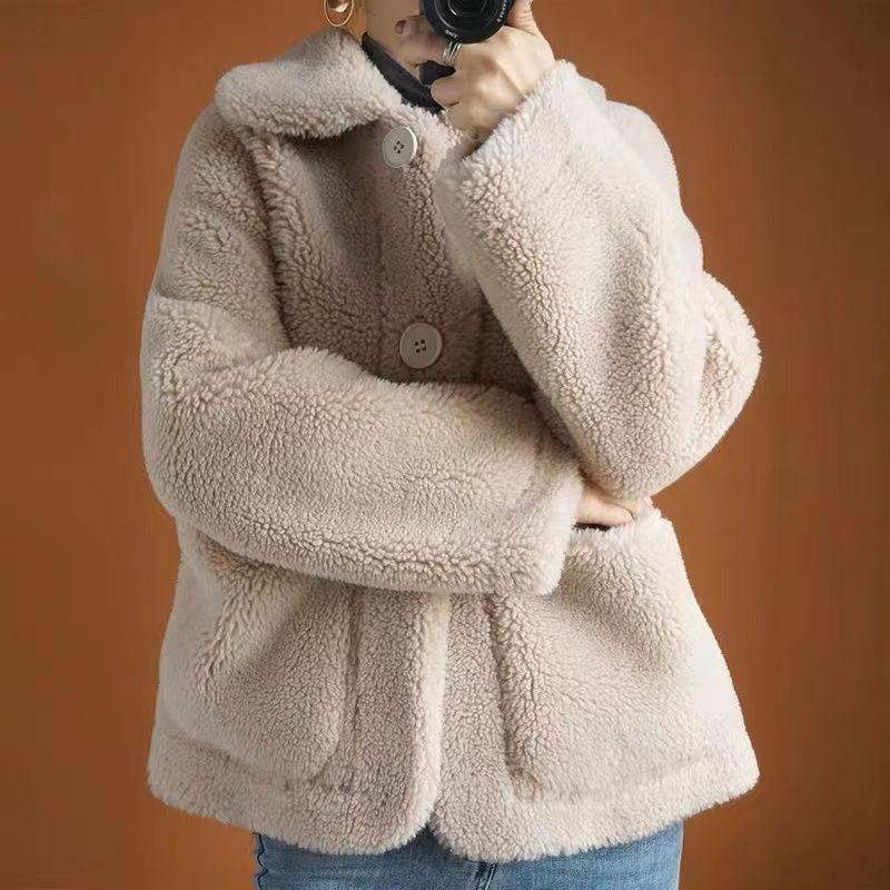 Autumn and Winter Collection of Lambskin Coat for Women Featuring Short Loose and Granular Lambskin Coat with Combination of Sheared and Fur