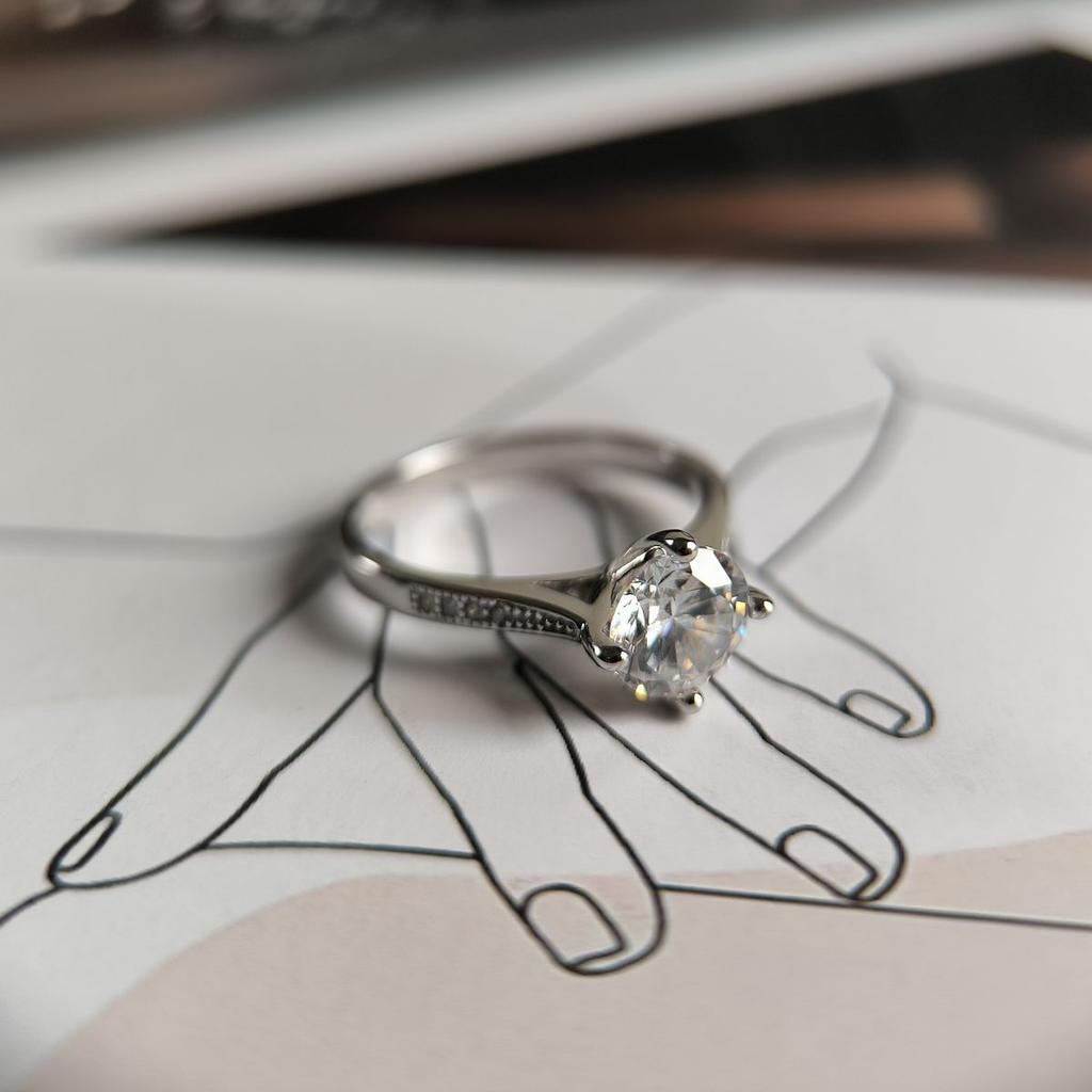 Серебряное кольцо с фианитами, вес изделия 2,97 гр (2187202)