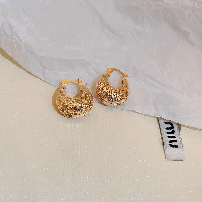 

S925 Sterling Silver Hollow-out Ear Cuff: French Retro Light Luxury Stud Earrings with Unique Temperament.